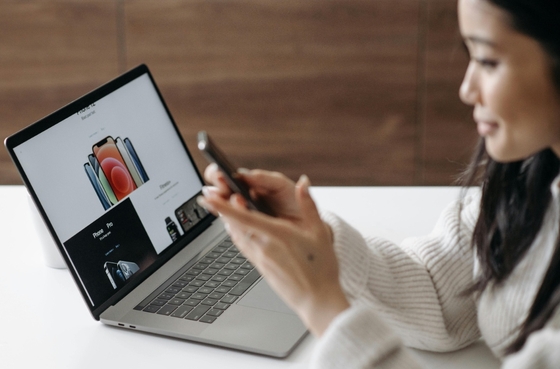 Senhora a fazer compra num e-commerce