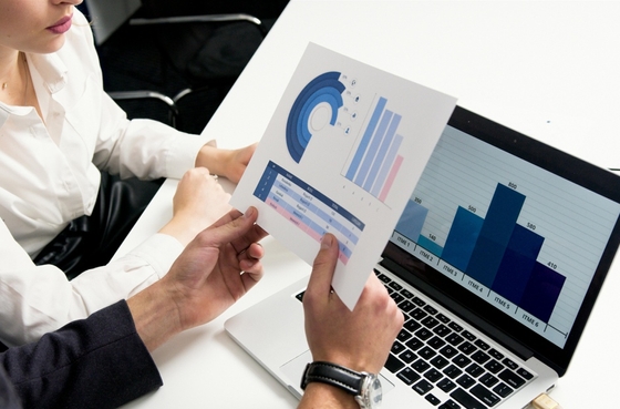 Gestor de marketing a analisar gráfico