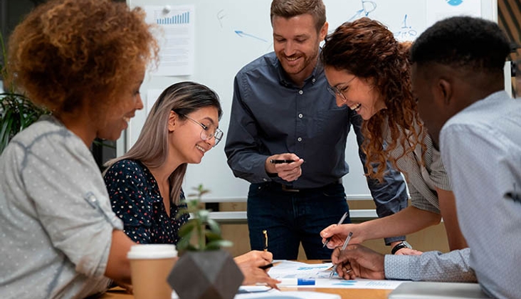Aulas presenciais e online live até 20% do programa. Vem adquirir conhecimento e competências num ambiente multidisciplinar com oportunidades de colaborar em projetos reais com outros estudantes. 