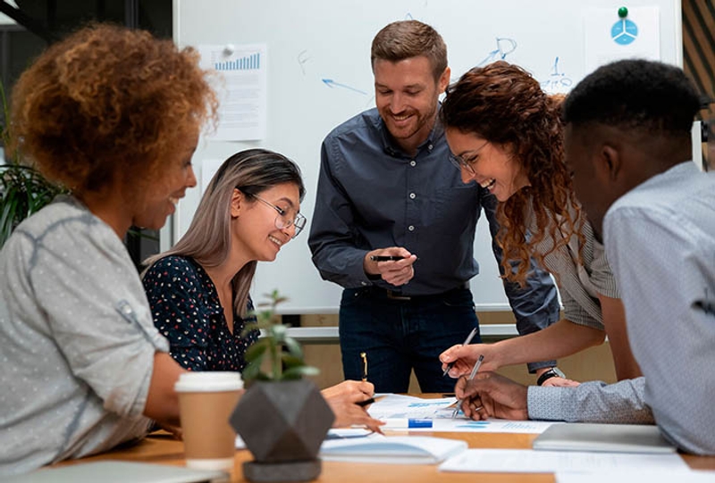 Aulas presenciais e online live até 20% do programa. Vem adquirir conhecimento e competências num ambiente multidisciplinar com oportunidades de colaborar em projetos reais com outros estudantes. 